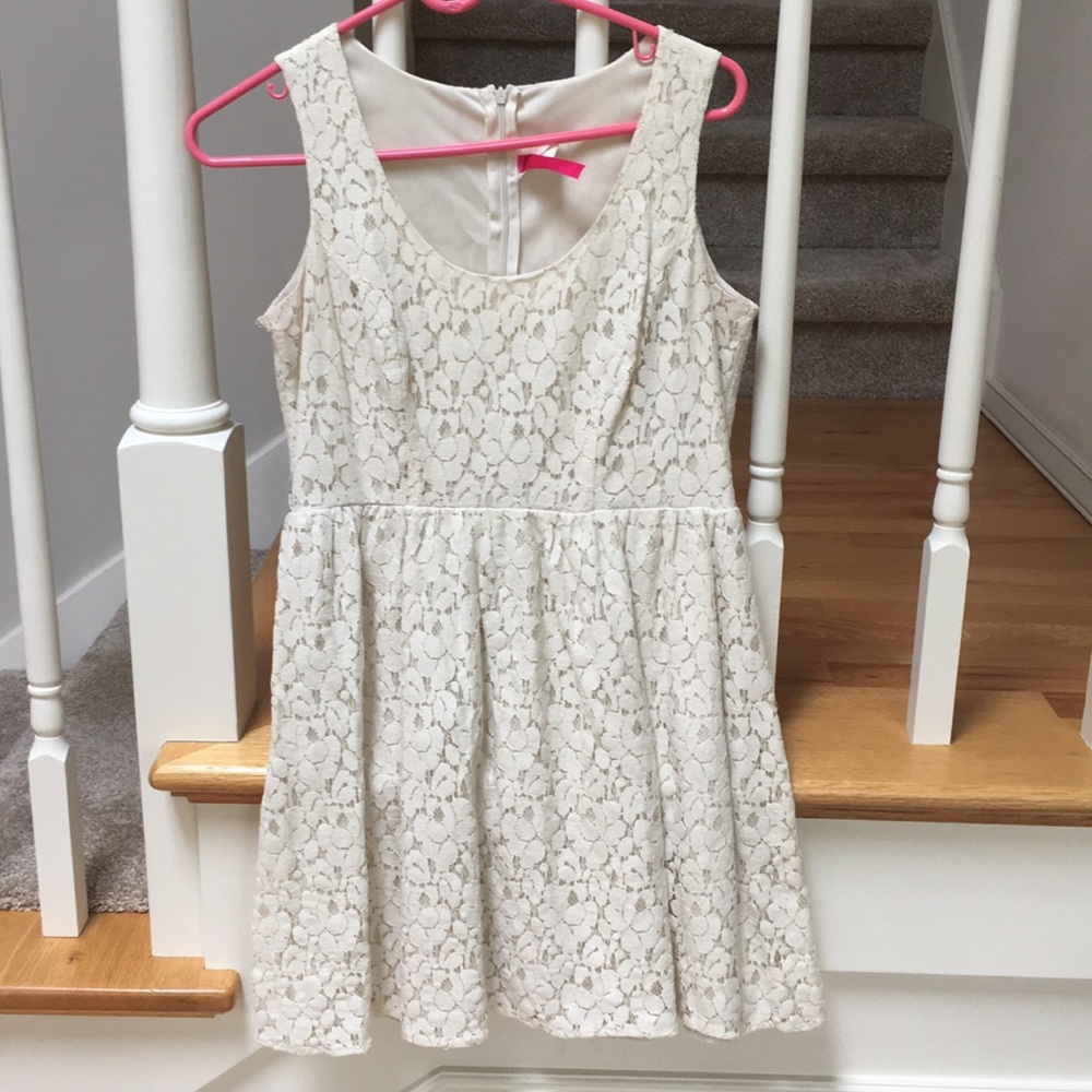 Cream lace sleeveless dress